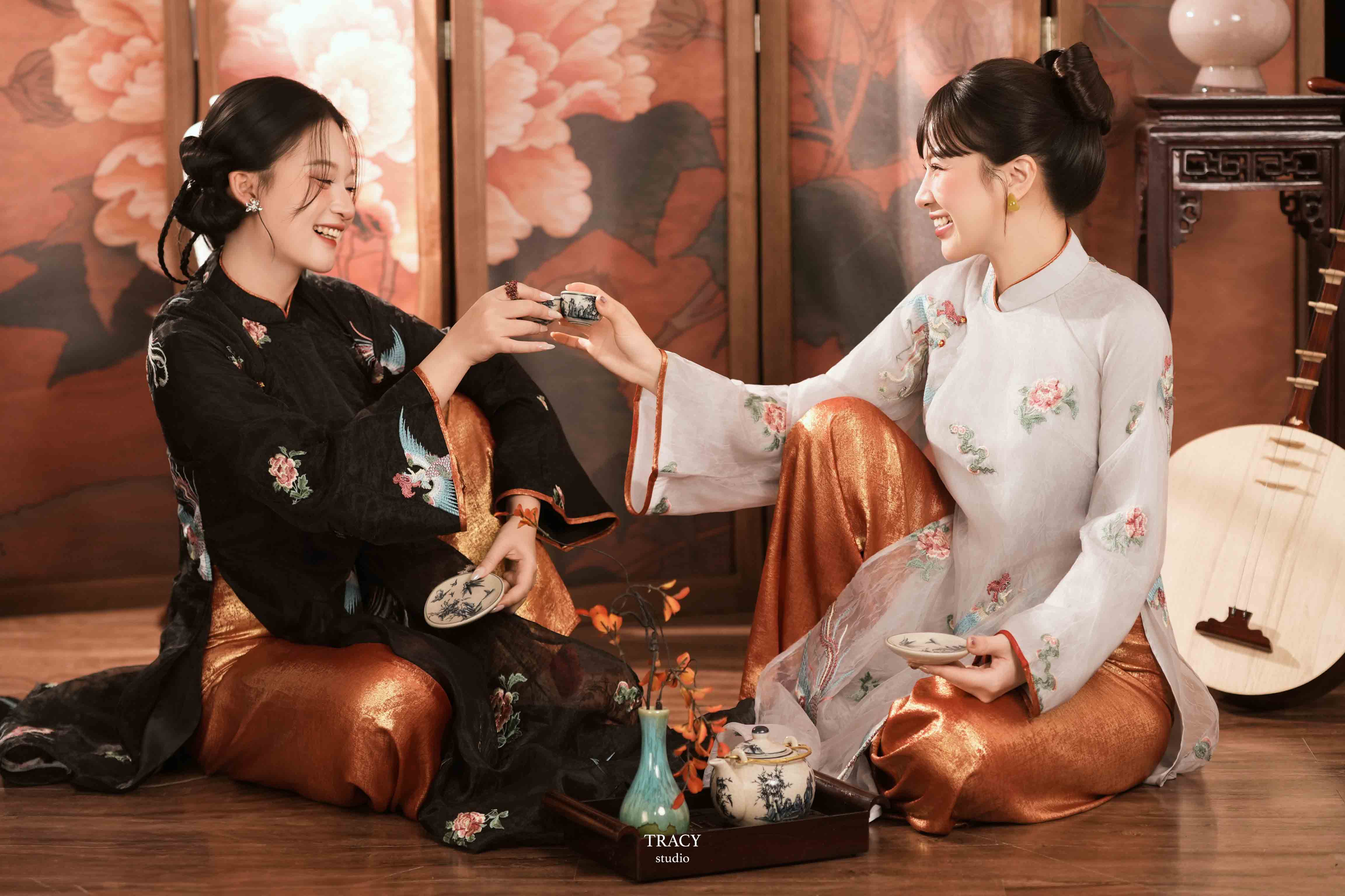 frontend/img/gallery/anh-tet-yem-ao-dai/tracy-studio-chup-concept-ao-dai-doi (8).jpg